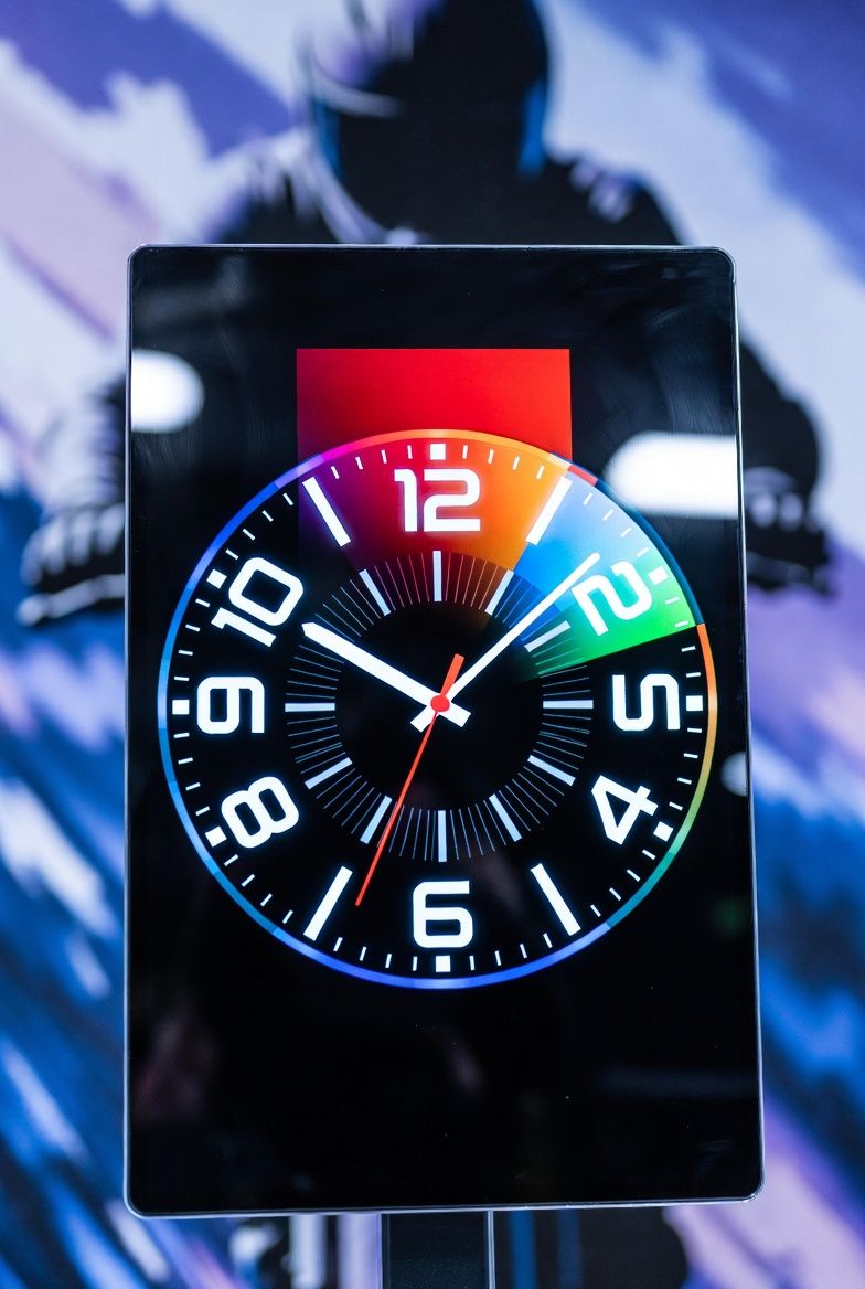 Horloge color&eacute;e sur &eacute;cran vertical dans un espace commercial